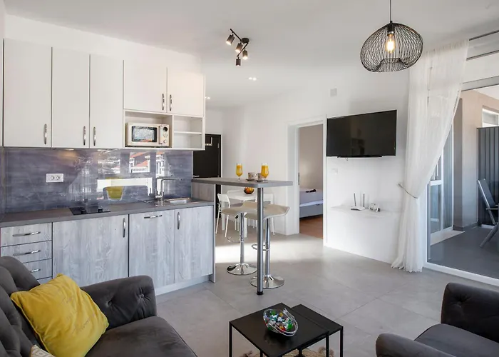 Oyo Deluxe Apartment *