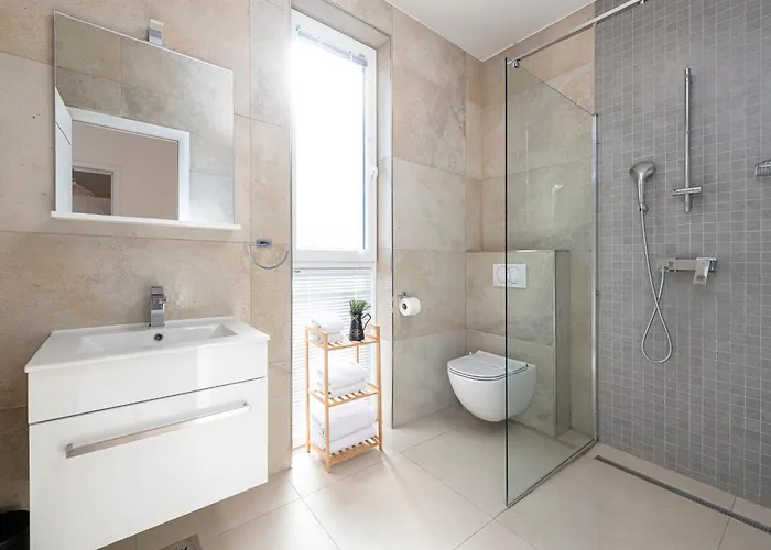 Oyo Deluxe Apartment *